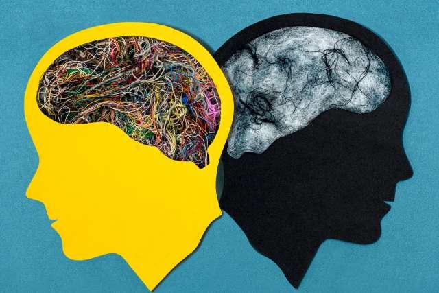 在一幅插图中，同一个头部的两个版本显示了一个大脑. 在一种情况下，大脑是充满活力和丰富多彩的，而在另一种情况下，它是阴郁和灰色的. 