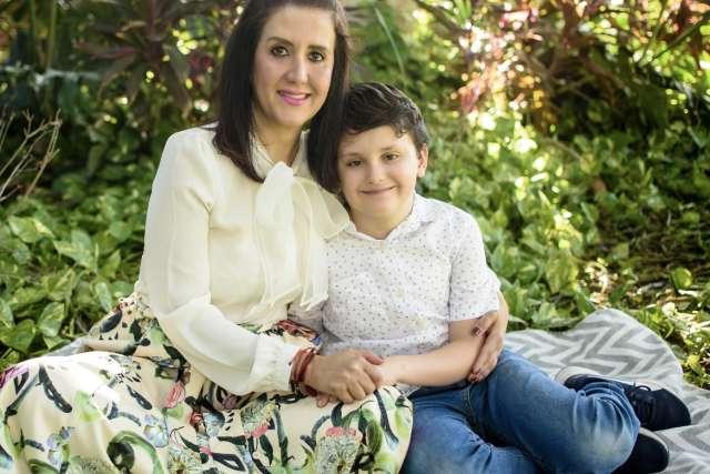 洛蕾娜·加西亚和她的儿子, 费尔南多, 从墨西哥长途跋涉来到皇冠hga025大学洛杉矶分校健康中心，寻求准确的诊断. (图片来源:Lorena Garcia)